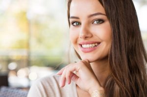 Smiling woman resting her chin on her hand